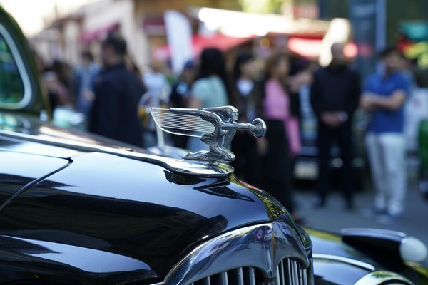 Voitures hybrides et électriques : avantages et inconvénients à considérer